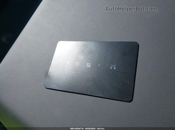 7G2CEHED6SA066009 2025 TESLA CYBERTRUCK Silver Առջևի վահանակի տեսք