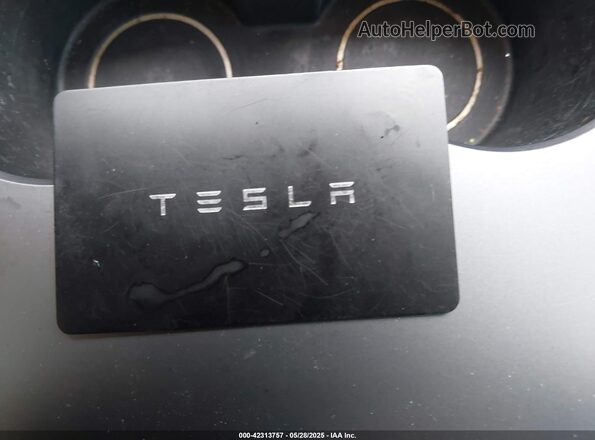 7SAYGDED6RF054342 2024 TESLA MODEL Y Gray Առջևի վահանակի տեսք