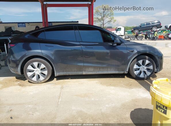 7SAYGDED6RF054342 2024 TESLA MODEL Y Gray Սալոնի հետևի տեսք