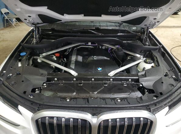 5UX23EM02R9S50015 2024 BMW X7 White Widok komory silnika