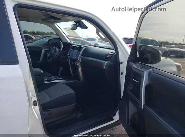 JTEEU5JR5M5231582 2021 TOYOTA 4RUNNER White Widok wnętrza z przodu