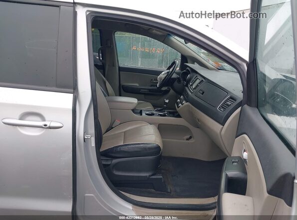 KNDMB5C12L6635221 2020 KIA SEDONA Серебряный Вид салона спереди