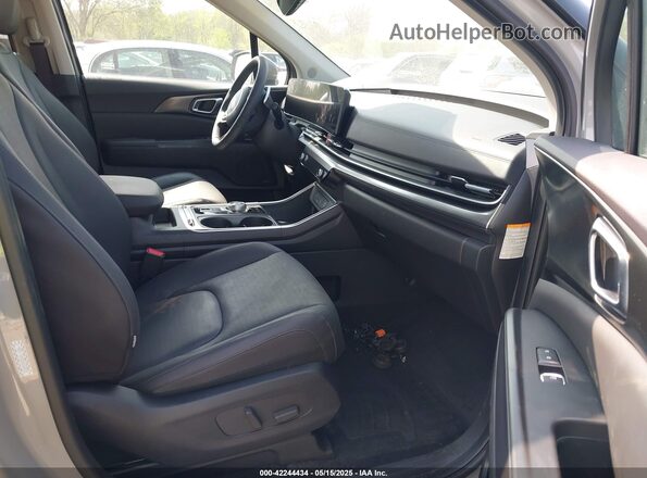 KNDNE5KA8S6042829 2025 KIA CARNIVAL MPV HYBRID Silver Widok wnętrza z przodu