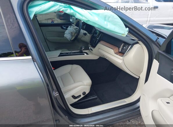 YV4102DK8M1726892 2021 VOLVO XC60 Gray Вид салону спереду