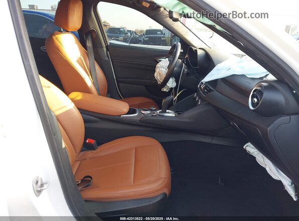 ZARFAMBN9N7660565 2022 ALFA ROMEO GIULIA White Вид салону спереду