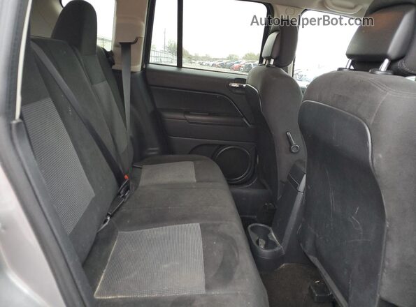 1C4NJCBA5GD620517 2016 JEEP COMPASS Silver Rear interior view