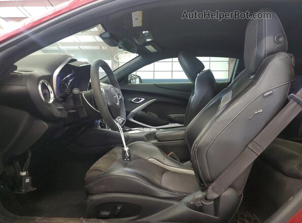 1G1FE1R78M0105045 2021 CHEVROLET CAMARO Red Вид салону спереду