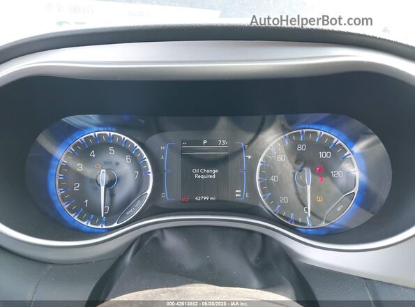 2C4RC1FG4LR237707 2020 CHRYSLER PACIFICA Gray Widok tylnych siedzeń
