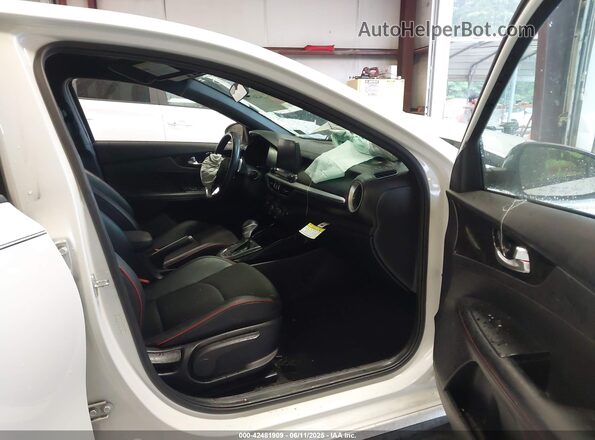 3KPF44AC2ME418099 2021 KIA FORTE White Front interior view