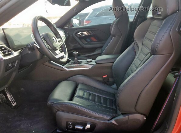 3MF13DM04P8D45073 2023 BMW M2 Красный Вид салона спереди