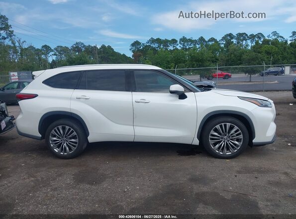5TDFZRAHXMS038802 2021 TOYOTA HIGHLANDER White Widok wnętrza z tyłu