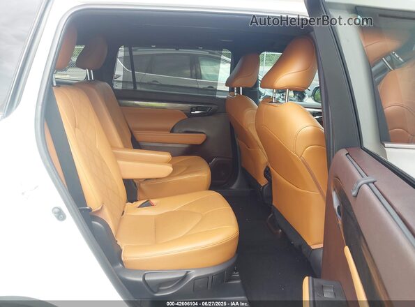 5TDFZRAHXMS038802 2021 TOYOTA HIGHLANDER White Widok naklejki z numerem VIN