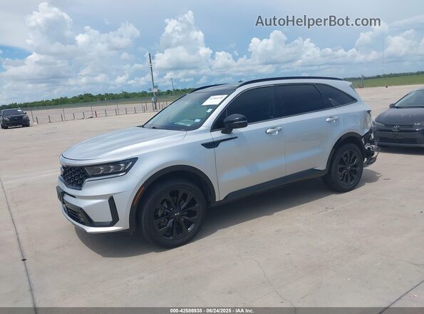 5XYRKDLF5MG028420 2021 KIA SORENTO Silver Front left