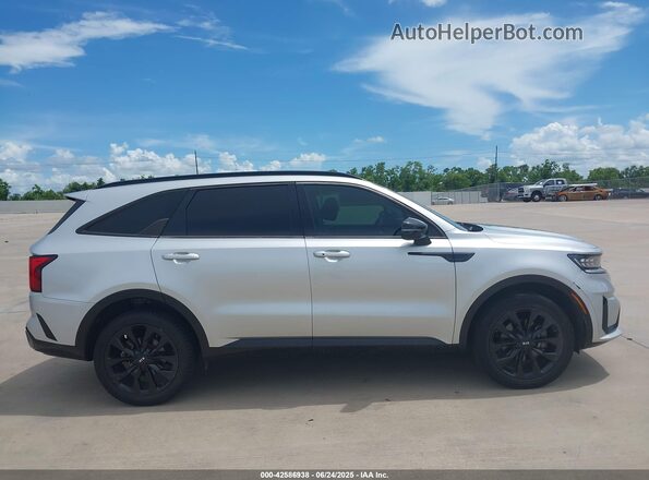 5XYRKDLF5MG028420 2021 KIA SORENTO Silver Rear interior view