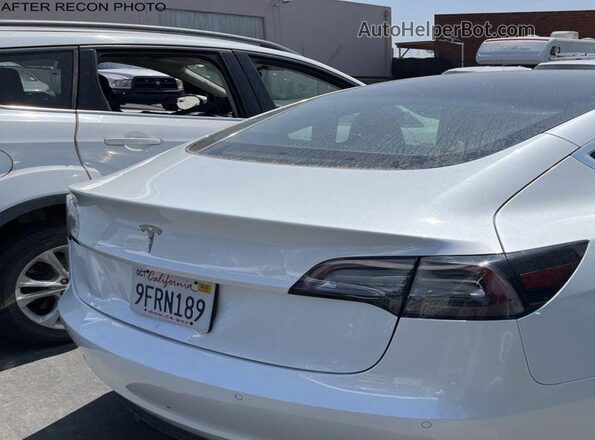 5YJ3E1EB3LF803115 2020 TESLA MODEL 3 White Widok deski rozdzielczej