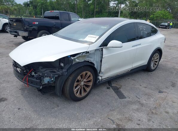 5YJXCBE2XHF043785 2017 TESLA MODEL X White Առջևի ձախ երեք քառորդ տեսարան