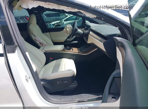 7SAXCBE57PF421329 2023 TESLA MODEL X White Widok wnętrza z przodu