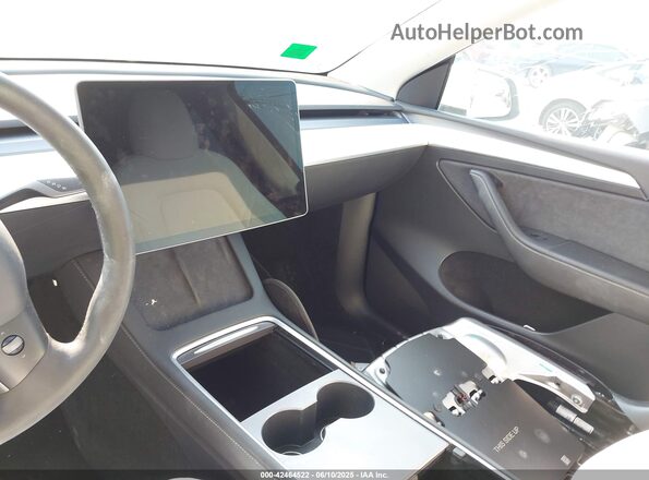 7SAYGAEE2PF648446 2023 TESLA MODEL Y White Front interior view