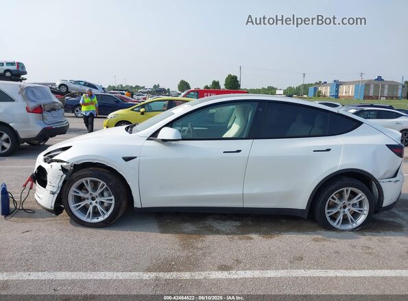 7SAYGAEE2PF648446 2023 TESLA MODEL Y White 360 interior view