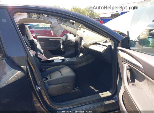 7SAYGDED5SA352934 2025 TESLA MODEL Y Gray წინა სალონის ხედი