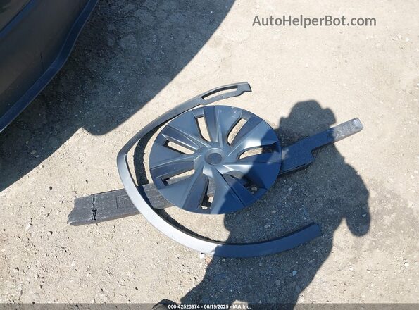 7SAYGDED5SA352934 2025 TESLA MODEL Y Gray ხელსაწყოთა პანელის ხედი