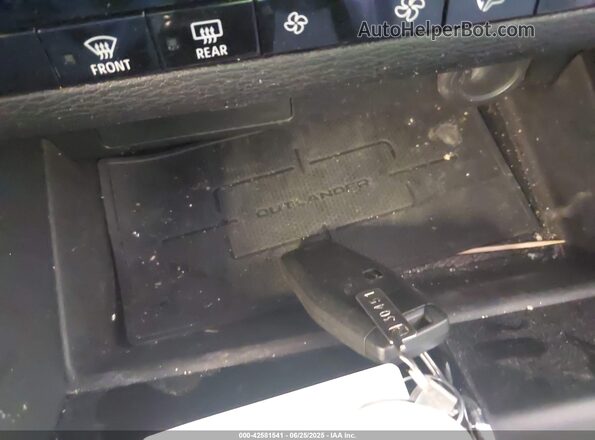 JA4J4UA87PZ022985 2023 MITSUBISHI OUTLANDER Red Widok deski rozdzielczej