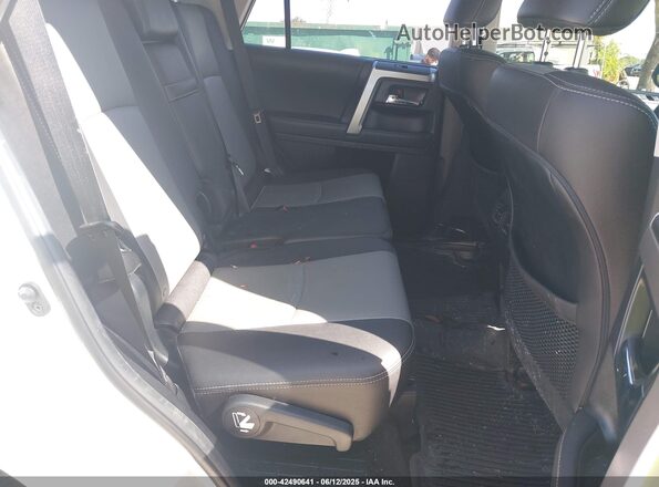 JTENU5JR2M5873564 2021 TOYOTA 4RUNNER White VIN կոդի պիտակի տեսք
