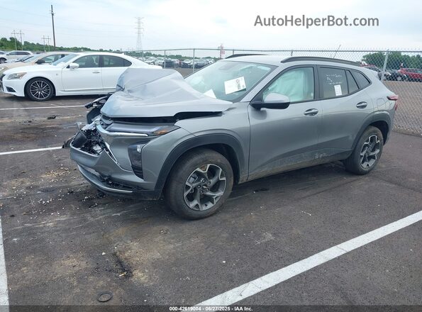 KL77LHEP5SC240377 2025 CHEVROLET TRAX Gray წინა მარცხენა ხედი სამი მეოთხედიდან