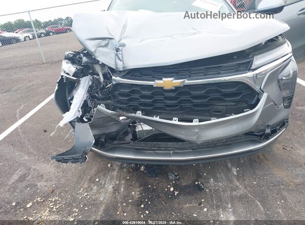 KL77LHEP5SC240377 2025 CHEVROLET TRAX Gray წინა ხედი