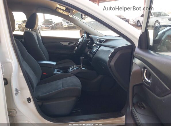 KNMAT2MV7GP724153 2016 NISSAN ROGUE White Front interior view