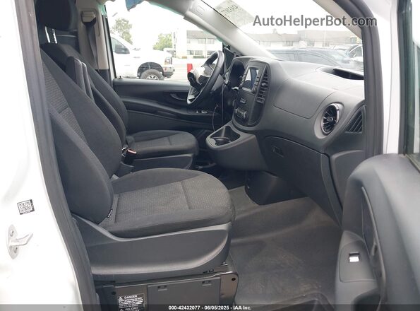 W1YV0CEY4N3961398 2022 MERCEDES-BENZ METRIS Black Вид салону спереду