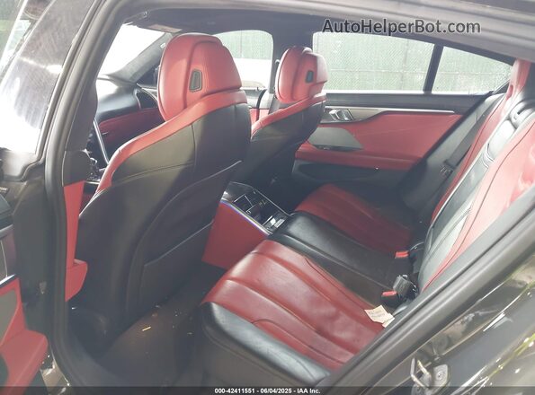 WBAGV8C0XNCH43670 2022 BMW M8 Gray Vista de la etiqueta del VIN