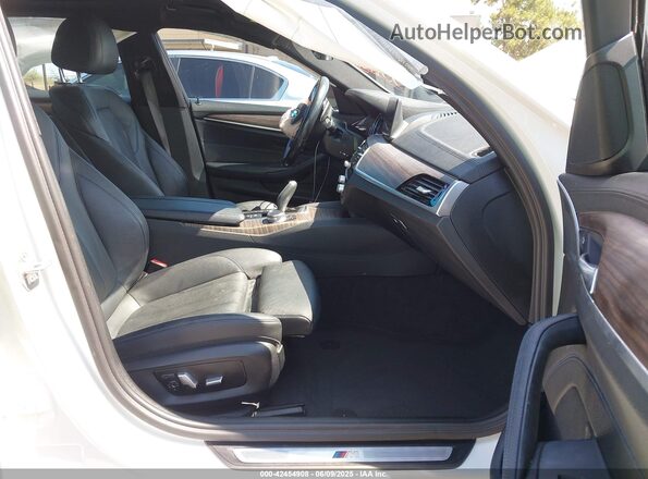 WBAJA9C52JG622876 2018 BMW 5 SERIES Белый Вид салона спереди
