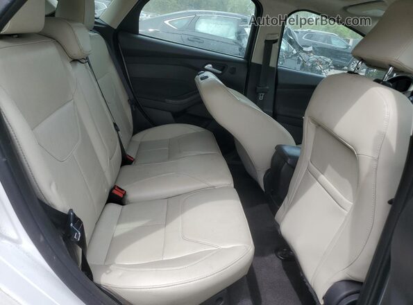 1FADP3N23JL288255 2018 FORD FOCUS White Widok tylnych siedzeń