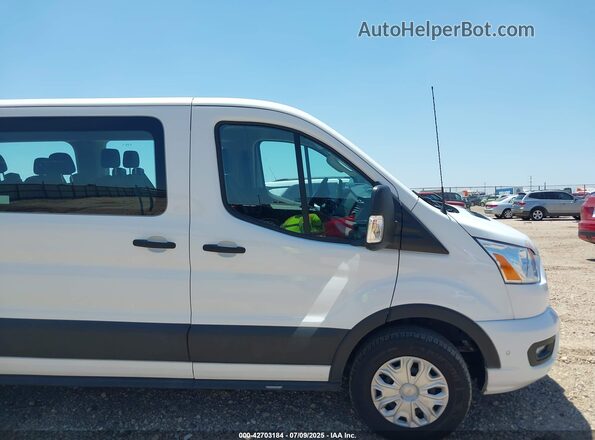 1FBAX2Y89NKA67668 2022 FORD PASSENGER White Vista interior trasera