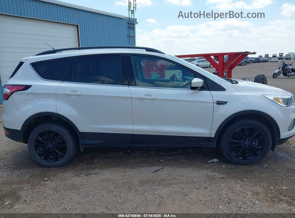 1FMCU9GD7JUB38526 2018 FORD ESCAPE White Widok wnętrza z tyłu