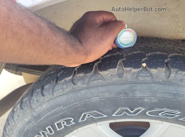 1FTNF1C59KKD52177 2019 FORD F150  Vista de los asientos traseros