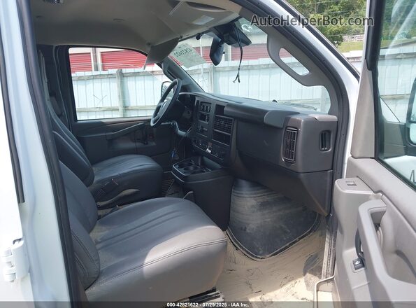 1GTW7AF7XR1197119 2024 GMC SAVANA CARGO White წინა სალონის ხედი