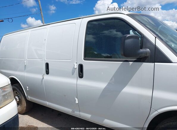 1GTW7AF7XR1197119 2024 GMC SAVANA CARGO White უკანა სალონის ხედი