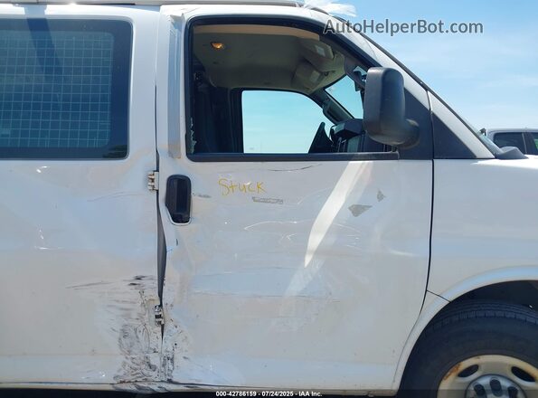 1GTW7AFG7K1210978 2019 GMC SAVANA 2500 White Vista interior delantera
