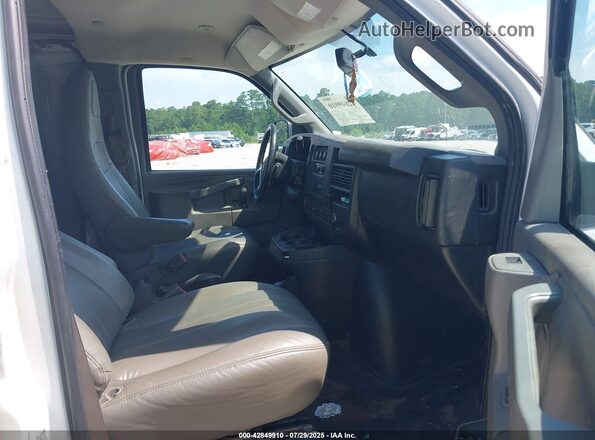 1GTW7AFP5K1303286 2019 GMC SAVANA 2500 White Widok wnętrza z przodu