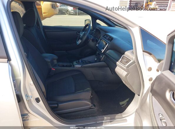 1N4AZ1BV3PC562787 2023 NISSAN LEAF Серебряный Вид салона спереди