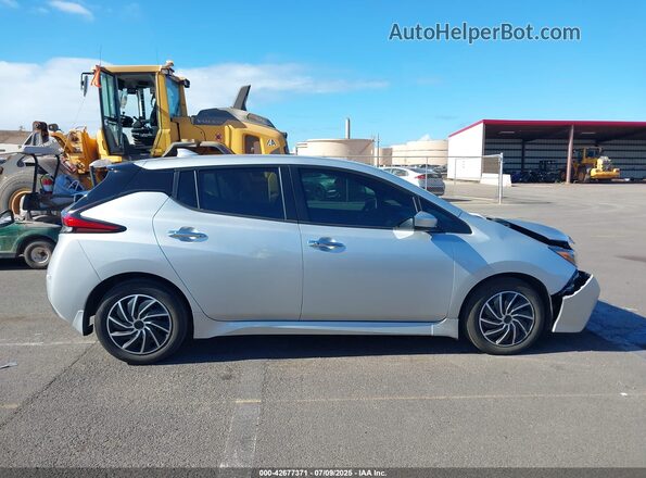 1N4AZ1BV3PC562787 2023 NISSAN LEAF Серебряный Вид задней части салона