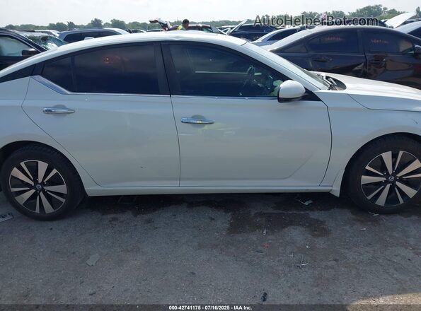1N4BL4DV5MN385342 2021 NISSAN ALTIMA White Widok wnętrza z tyłu