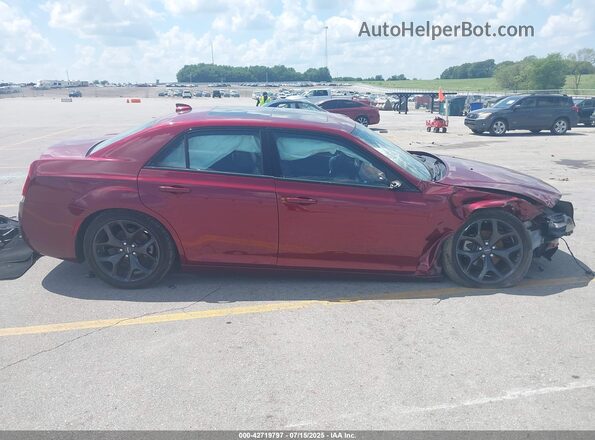 2C3CCABGXPH577391 2023 CHRYSLER 300 Красный Вид задней части салона