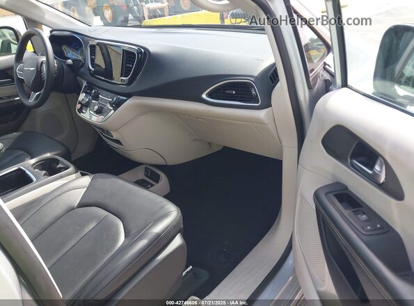 2C4RC1BGXRR123323 2024 CHRYSLER PACIFICA Silver Вид салону спереду