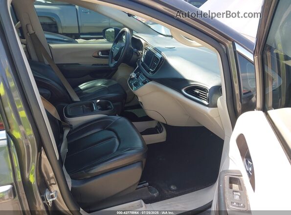 2C4RC1DG9MR506045 2021 CHRYSLER VOYAGER Gray Front interior view