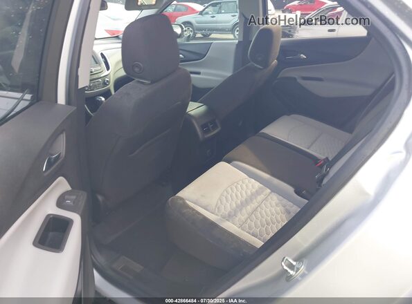 2GNAXJEV0J6220944 2018 CHEVROLET EQUINOX Silver Widok naklejki z numerem VIN