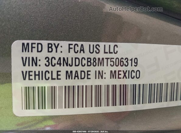 3C4NJDCB8MT506319 2021 JEEP COMPASS Green Vista del compartimento del motor