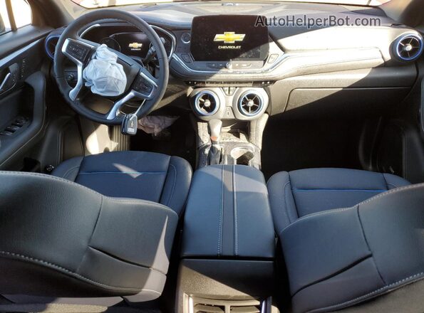 3GNKBERS1SS104598 2025 CHEVROLET BLAZER Красный Вид панели приборов